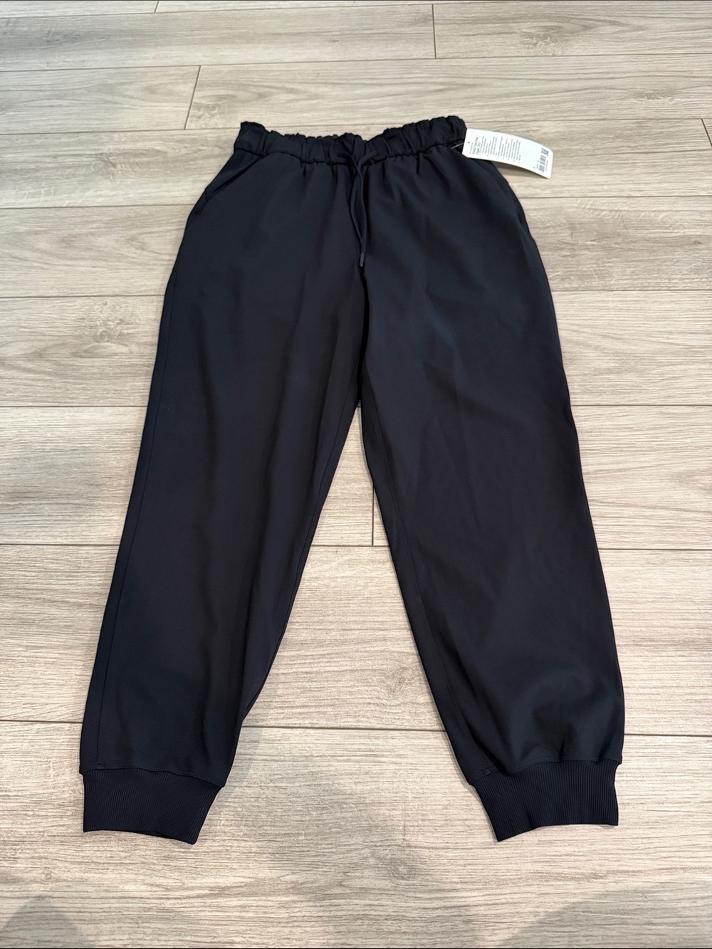 Lululemon women’s stretch high rise jogger black 8 short NEW